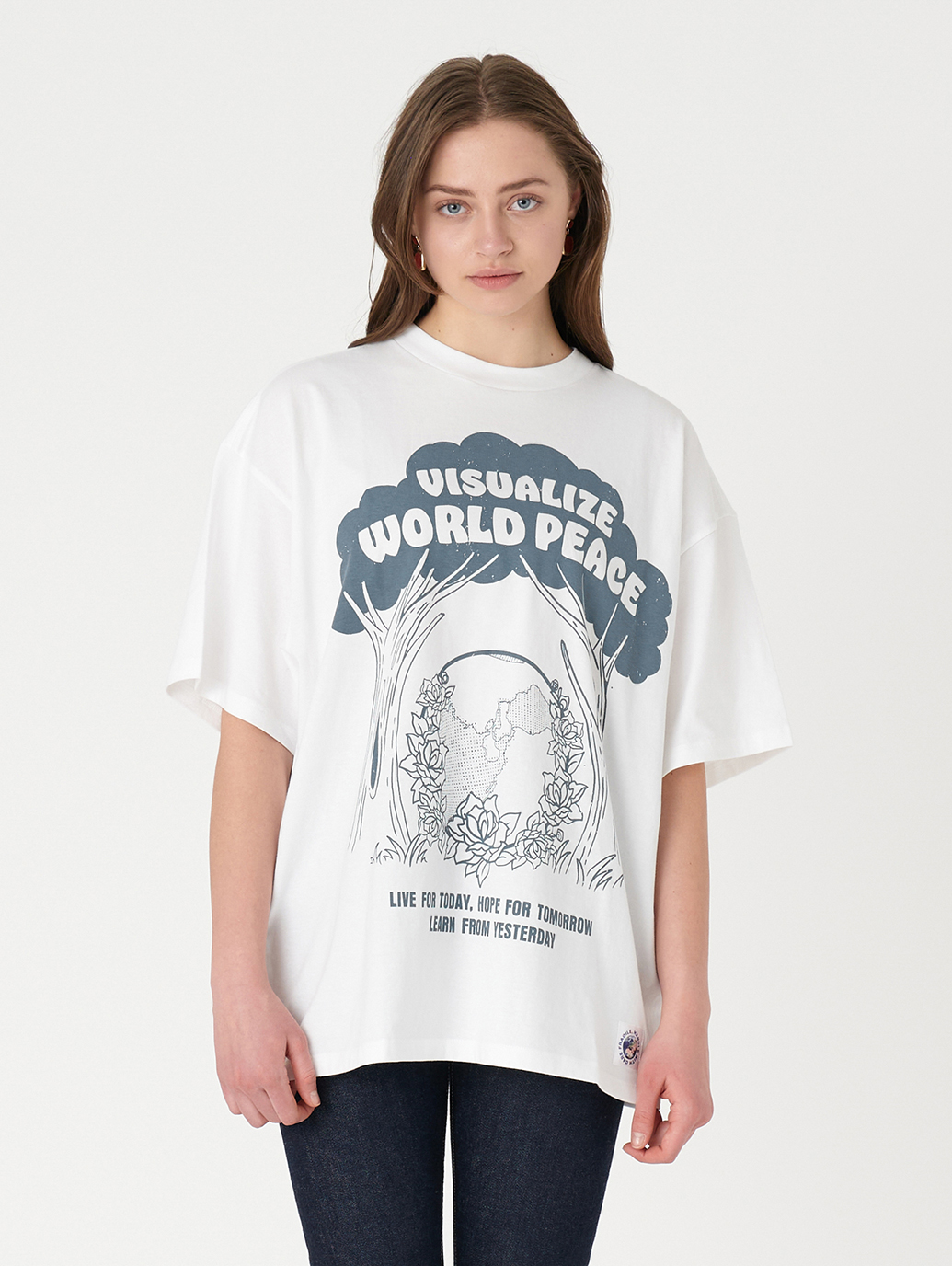 グラフィック Tシャツ ホワイト VISUALIZE WORLD PEACE｜リーバイス® 公式通販